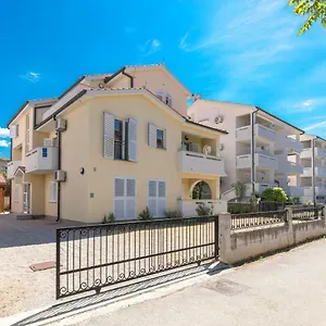 https://apartments-nino.primorje-gorskikotar.com